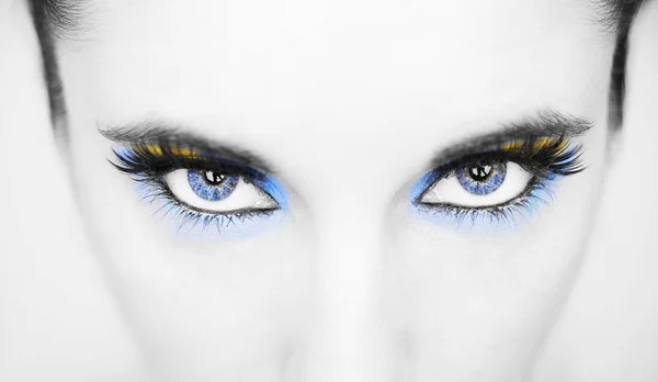 Hermosa mirada perspicaz ojos de mujer azul —  Fotos de Stock