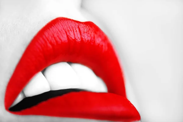 Primer plano de los labios de mujer sexy con lápiz labial rojo — Foto de Stock