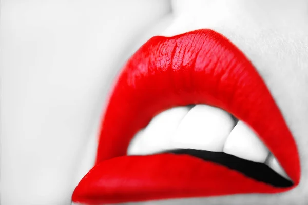 Close-up van sexy vrouw lippen met lippenstift — Stockfoto