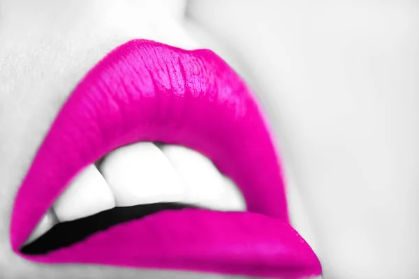 Close Van Sexy Vrouw Lippen Met Roze Lippenstift — Stockfoto