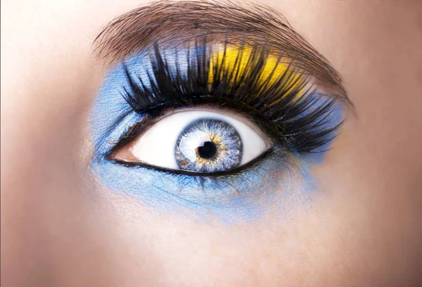 Piękne wnikliwe spojrzenie niebieskie oko kobiety — Zdjęcie stockowe