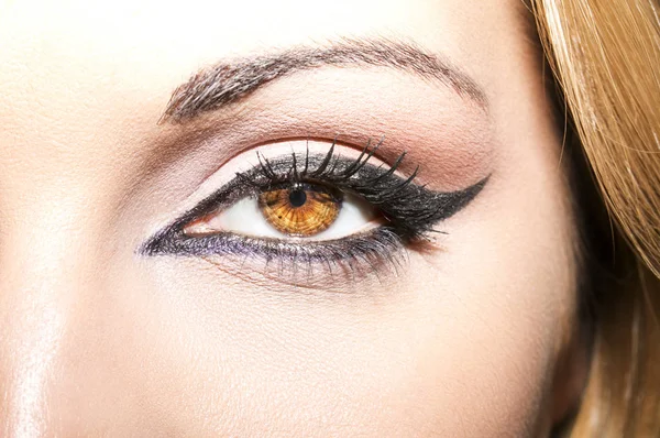 Žena hnědé oko s extrémně dlouhými řasami — Stock fotografie
