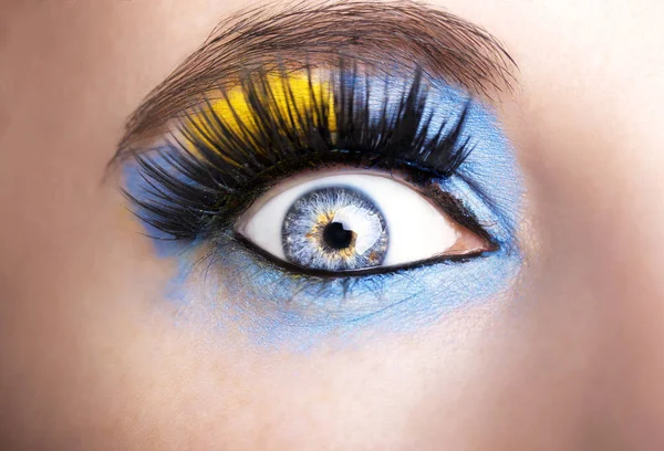Belo olhar perspicaz olho de mulher azul — Fotografia de Stock