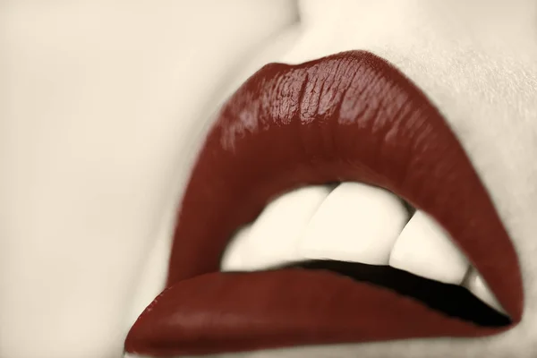 性感的女人嘴唇的特写镜头。复古风格 — 图库照片