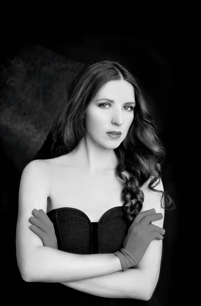 Retrato de mulher bonita em vestido preto com cabelo encaracolado — Fotografia de Stock