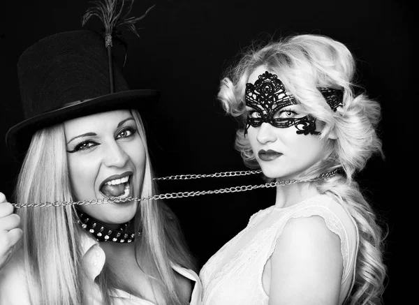 Dos mujeres hermosas jóvenes con rastas y collar jugando en slav — Foto de Stock
