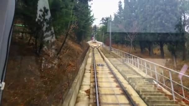 Kabelspoorweg klimt naar de top van de stad Tbilisi — Stockvideo