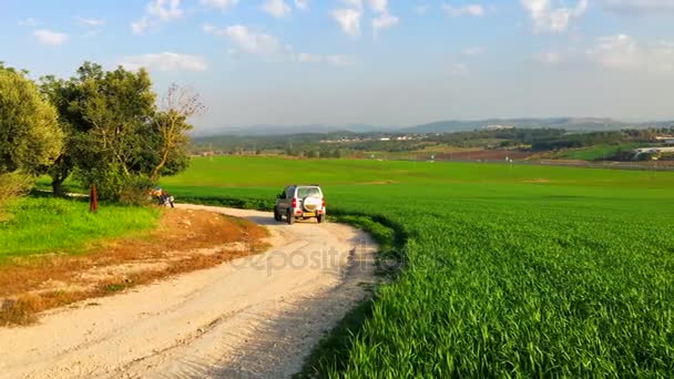 Beit Shemesh, İsrail - 05 Şubat 2016: yolun alanı aracılığıyla bir görünümü ile bir ülke yolda araba araba. — Stok video