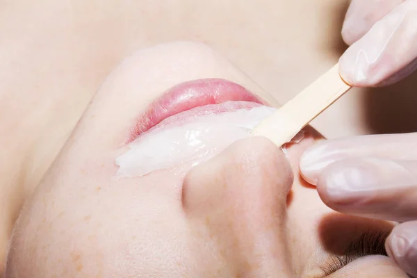 Epilasyon Güzellik Salonu sıcak balmumu bıyıklı.