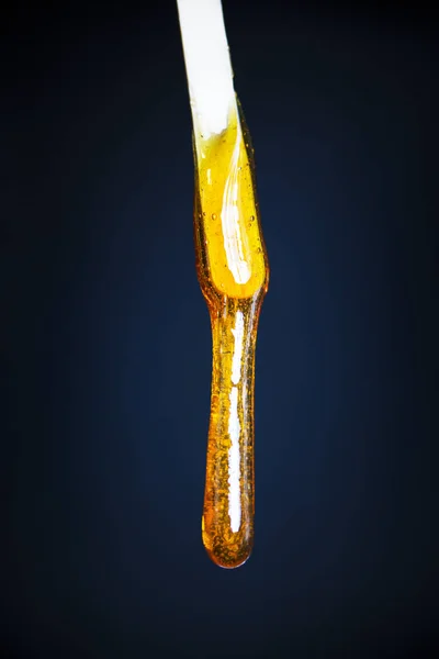  Koyu arka plan üzerinde cilt epilasyonda sıvı şeker