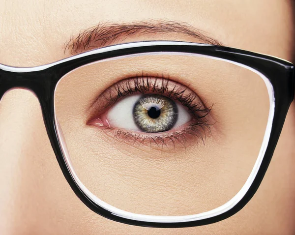 Una bella sguardo perspicace occhi di donna marrone — Foto Stock