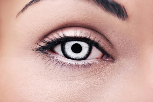 美しい洞察力のある外観女性の目 — ストック写真