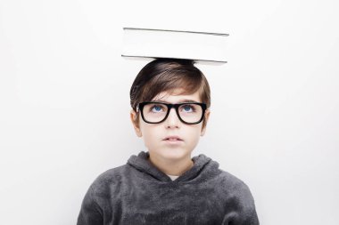 Gözlük kitap ile küçük bir yakışıklı çocuk çocuk portresi