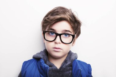 Yakışıklı çocuk gözlük takıyor. Beyaz arka plan üzerinde izole