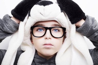 Panda şapka ve gözlük yakışıklı bir çocuk portresi 