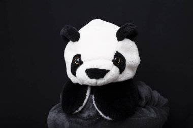 Panda kafamda siyah arka plan üzerine geriye dönük bir çocuk.