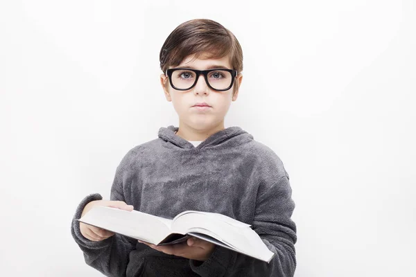 Ritratto di un bel bambino con gli occhiali da vista e libro — Foto Stock