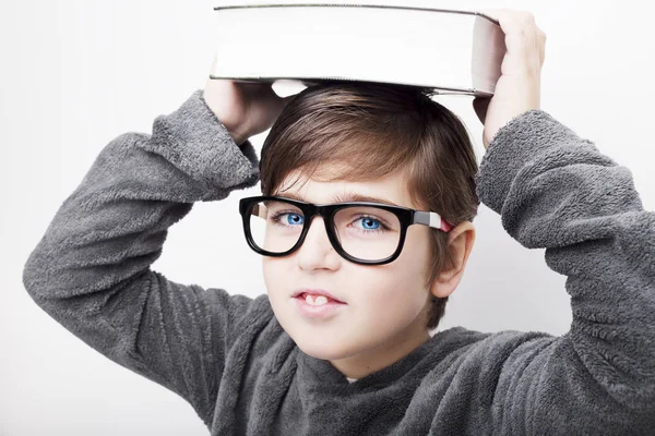 Gözlük kitap ile küçük bir yakışıklı çocuk çocuk portresi