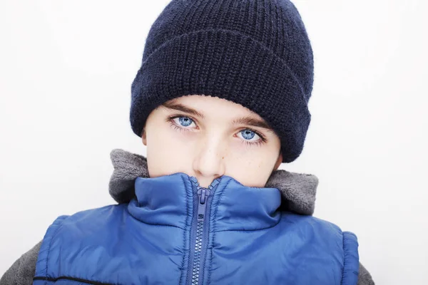 Portréja egy jóképű fiú téli ruhák — Stock Fotó