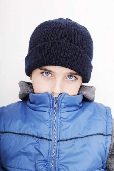 Potret seorang anak tampan dalam pakaian musim dingin — Stok Foto