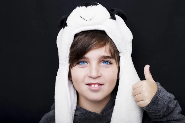 로그인 승인 표시를 주는 팬더 모자에서 잘생긴 소년의 초상화 — 스톡 사진