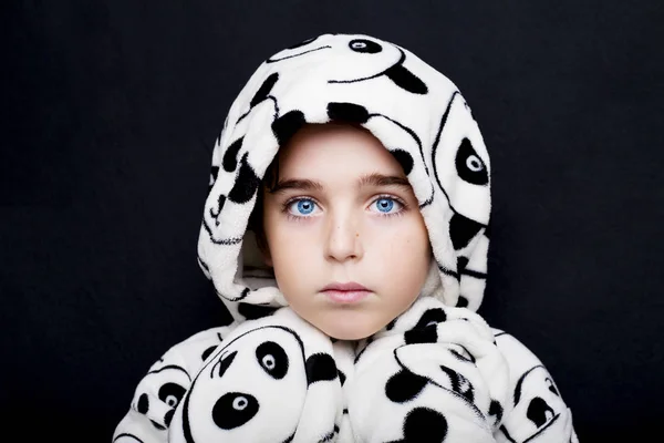 Potret seorang anak laki-laki tampan dengan jubah mandi Panda pada backgroud hitam — Stok Foto