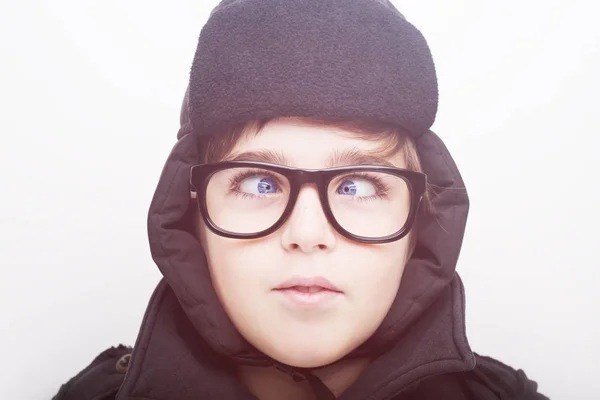 Menino bonito está usando óculos e fazendo um piscar de olhos . — Fotografia de Stock