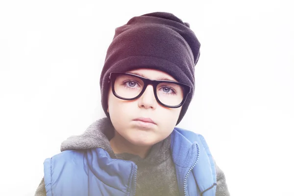 Bello ragazzo indossa cappello nero e occhiali da vista . — Foto Stock