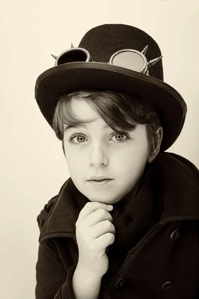 Портрет красивого мальчика крупным планом стимпанк на белом фоне — стоковое фото