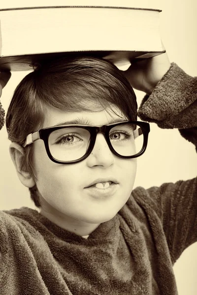 Ritratto di un bel bambino con gli occhiali da vista e libro . — Foto Stock