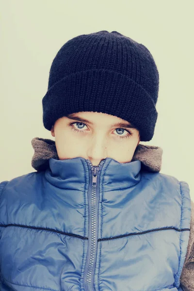 겨울 옷에서 잘생긴 소년의 초상화 — 스톡 사진
