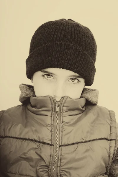 Portrait d'un beau garçon en vêtements d'hiver — Photo