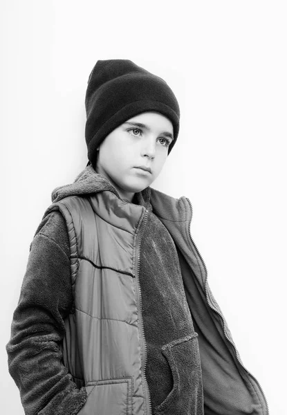 Ritratto di un bel ragazzo in abiti invernali — Foto Stock