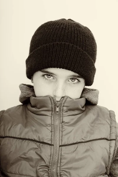 겨울 옷에서 잘생긴 소년의 초상화 — 스톡 사진