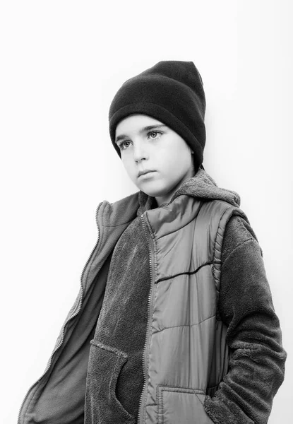 Πορτρέτο του ένα όμορφο αγόρι στο Χειμωνιάτικα Ρούχα — Φωτογραφία Αρχείου