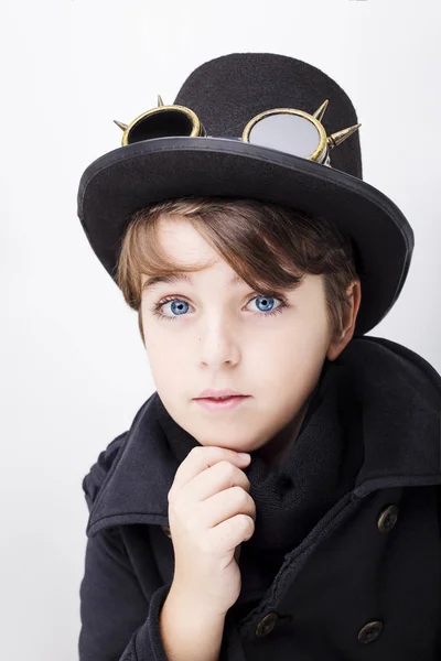 Porträt eines hübschen Jungen Nahaufnahme Steampunk auf weißem Hintergrund — Stockfoto