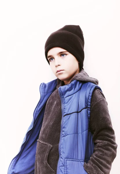 Πορτρέτο του ένα όμορφο αγόρι στο Χειμωνιάτικα Ρούχα — Φωτογραφία Αρχείου