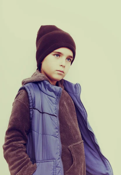 Retrato de um menino bonito em roupas de inverno — Fotografia de Stock