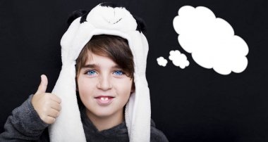 Siyah arka plan üzerine bir boş düşünce balonu işaretiyle Yaşasın vererek panda şapkalı yakışıklı çocuk. 