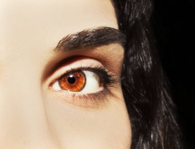 Güzel bir anlayışlı kadın bakışı. Yakın çekim.