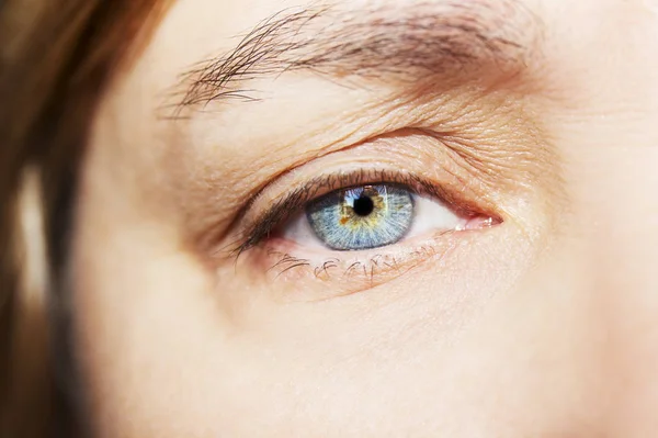 Ein schöner, aufschlussreicher Blick in die Augen der Frau. Nahaufnahme — Stockfoto