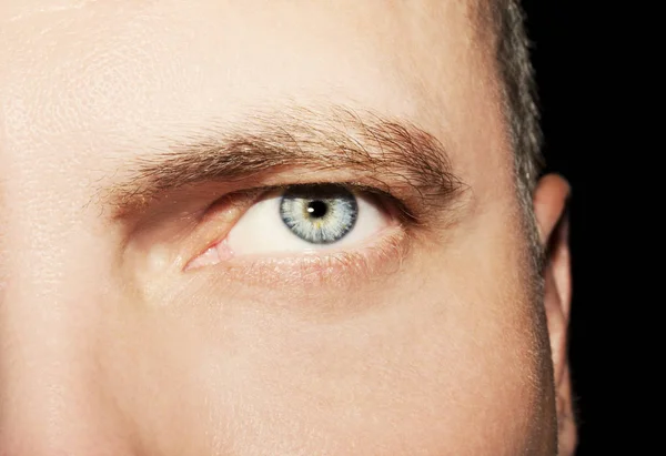 Imagen del ojo azul del hombre de cerca — Foto de Stock