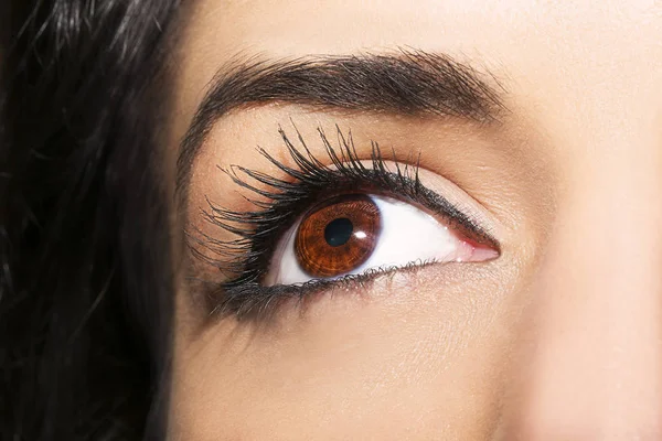 Ein schöner, aufschlussreicher Blick in die Augen der Frau. Nahaufnahme — Stockfoto