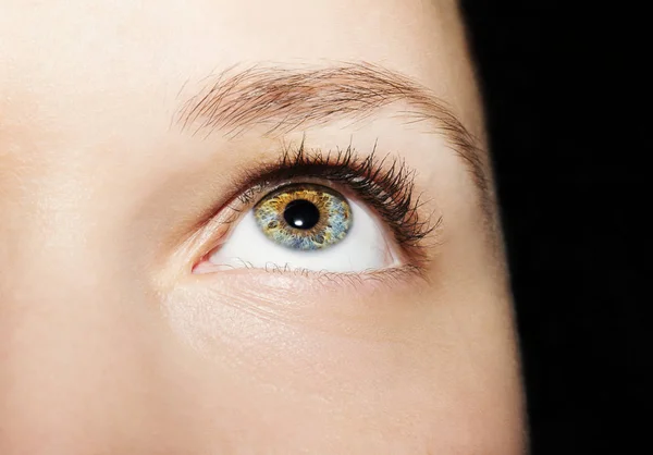 Un hermoso ojo de mujer mirada perspicaz. Primer plano. — Foto de Stock