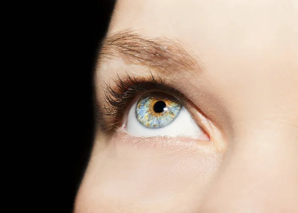 Гарний проникливий погляд на жіноче око. Крупним планом постріл — стокове фото