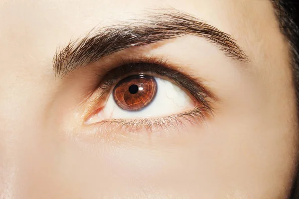 Piękne spojrzenie kobiecego oka. Zbliżenie strzału — Zdjęcie stockowe