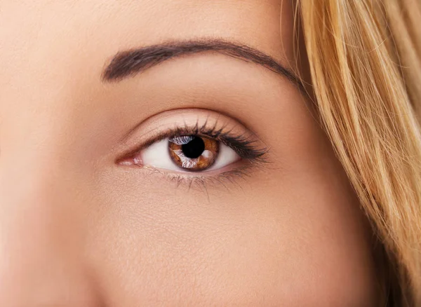 Ein schöner, aufschlussreicher Blick in die Augen der Frau. Nahaufnahme — Stockfoto