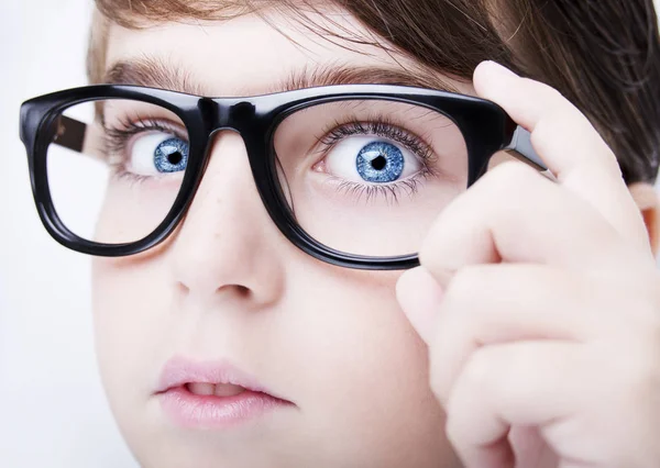 Портрет хлопчика в окулярах близько, макро студійний знімок Ліцензійні Стокові Зображення
