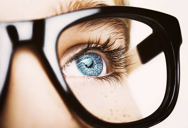 Portrait d'un garçon portant des lunettes oeil bleu — Photo