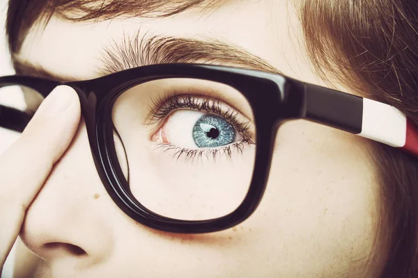 Podobizna chlapce nosit brýle modré oko — Stock fotografie